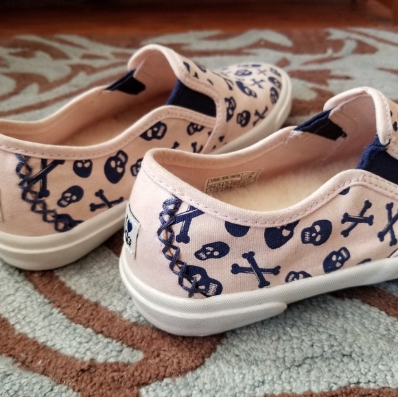 UGG Skull and Crossbones Slip-ons Shoes UGG S/N 10 - Picture 3 of 5